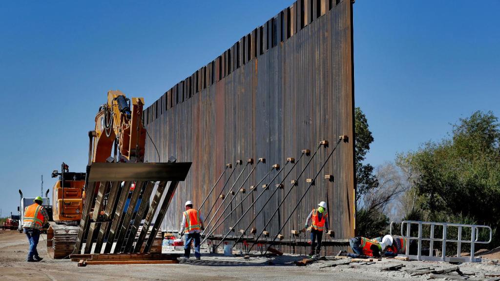 Trump muestra cómo elevan el muro en la frontera con México (Video)
