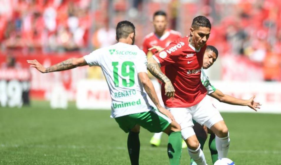 ¡Perdió la cabeza! Paolo Guerrero le quitó la camisa a la fuerza a otro futbolista (Video)