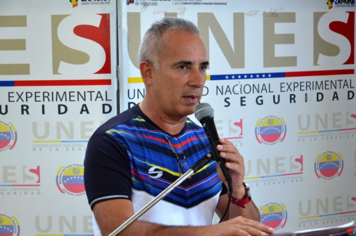 Bernal critica el supuesto “bloqueo” pero admite que los venezolanos compran en dólares