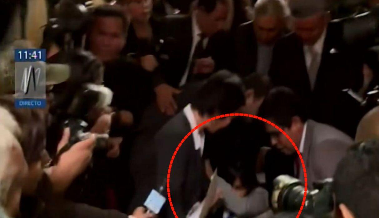¡No se rían! La aparatosa caída de la abogada de Keiko Fujimori que conmocionó las redes (VIDEO)
