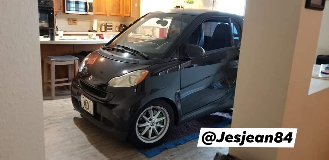 Hombre precavido: estacionó su vehículo en la cocina para salvarlo del huracán Dorian (VIRAL)