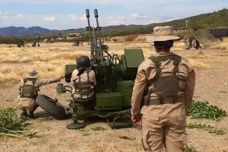 ¡CUIDADO!… Milicianos manipulan misiles antiaéreos durante ejercicios en la frontera (FOTOS)