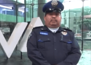 ¡Hay esperanza en la humanidad! Un policía devolvió una mochila con mil 600 dólares (VIDEO)