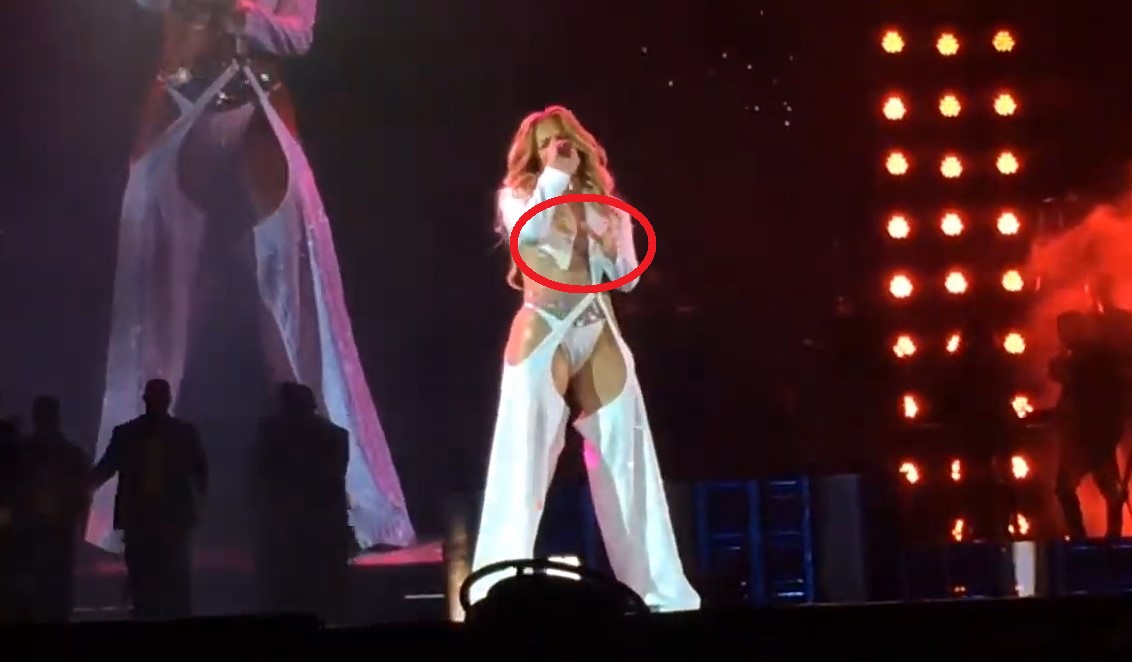 ¡Ups! A Jennifer López se le desabrochó el traje durante el concierto en Moscú (video)