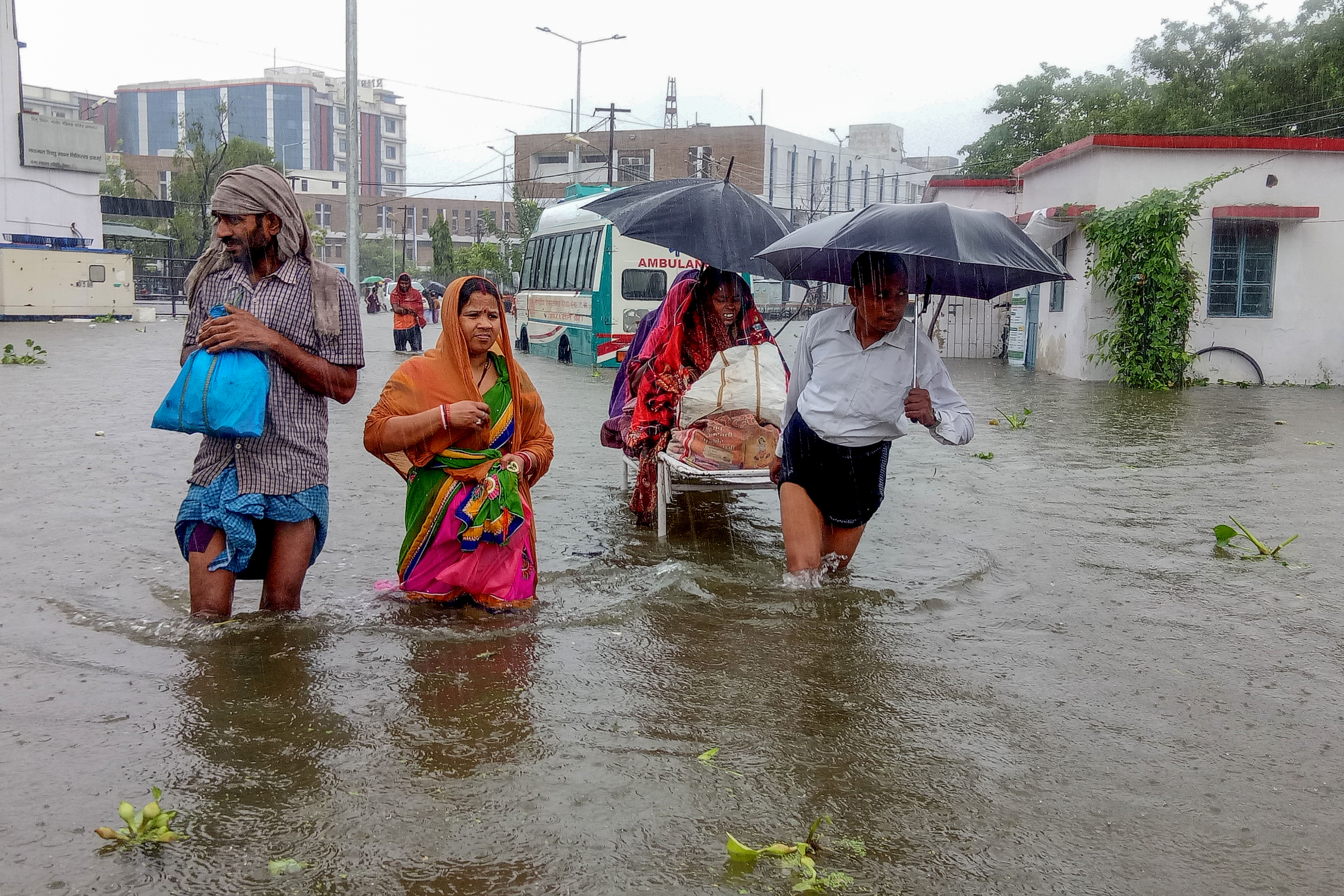 Al menos 140 personas fallecidas por inundaciones en India (Fotos)