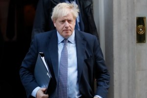 Boris Johnson pide un aplazamiento del Brexit en una carta sin firmar