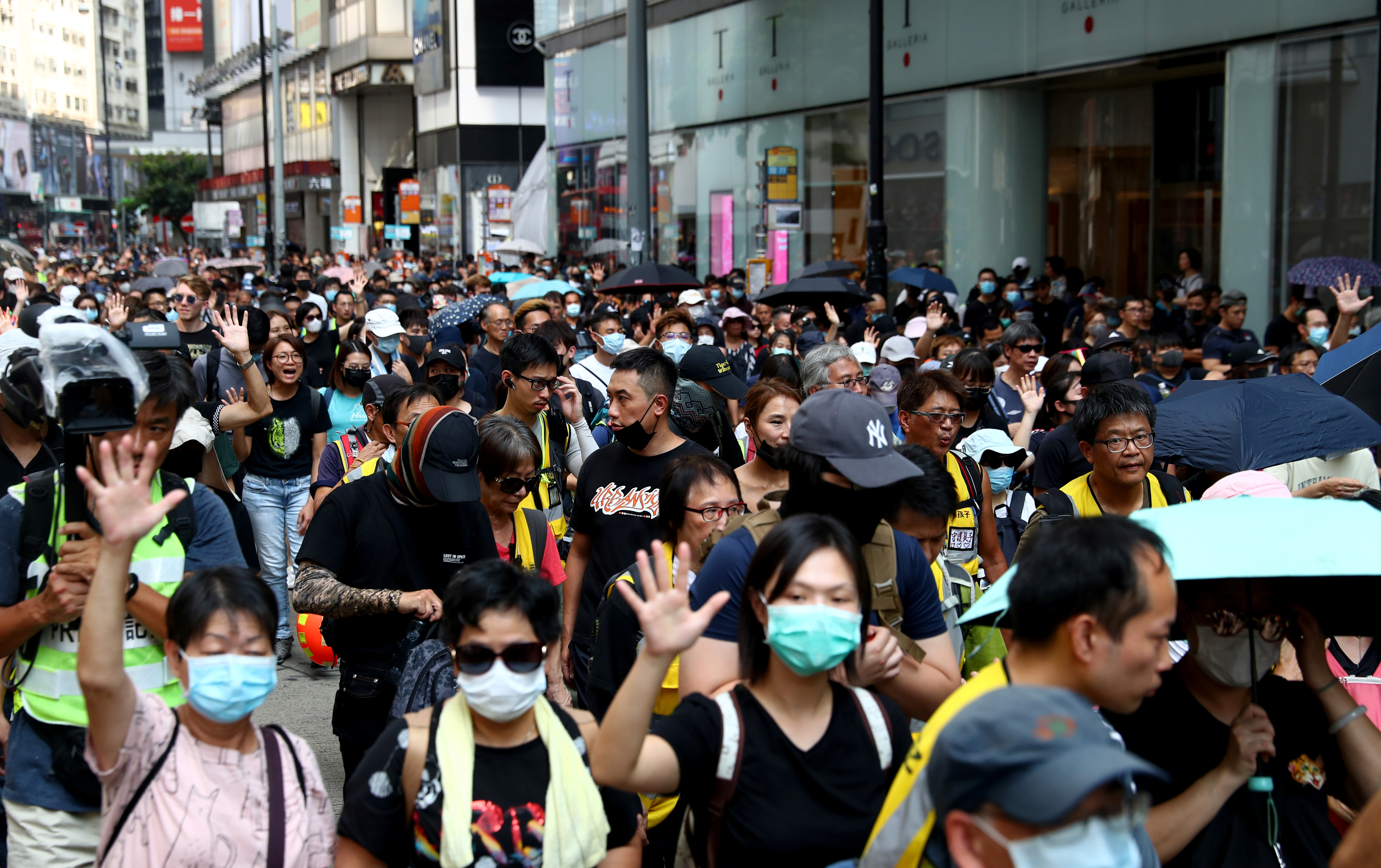 En imágenes: Cientos de personas en Hong Kong intensifican las protestas en las calles