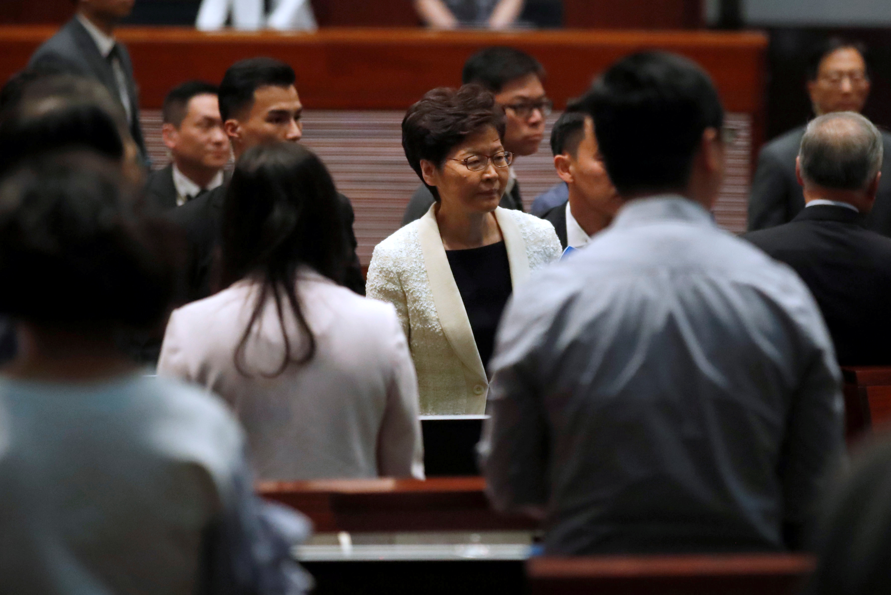 Segundo día de abucheos en el Parlamento contra la jefa del Ejecutivo de Hong Kong (Fotos)