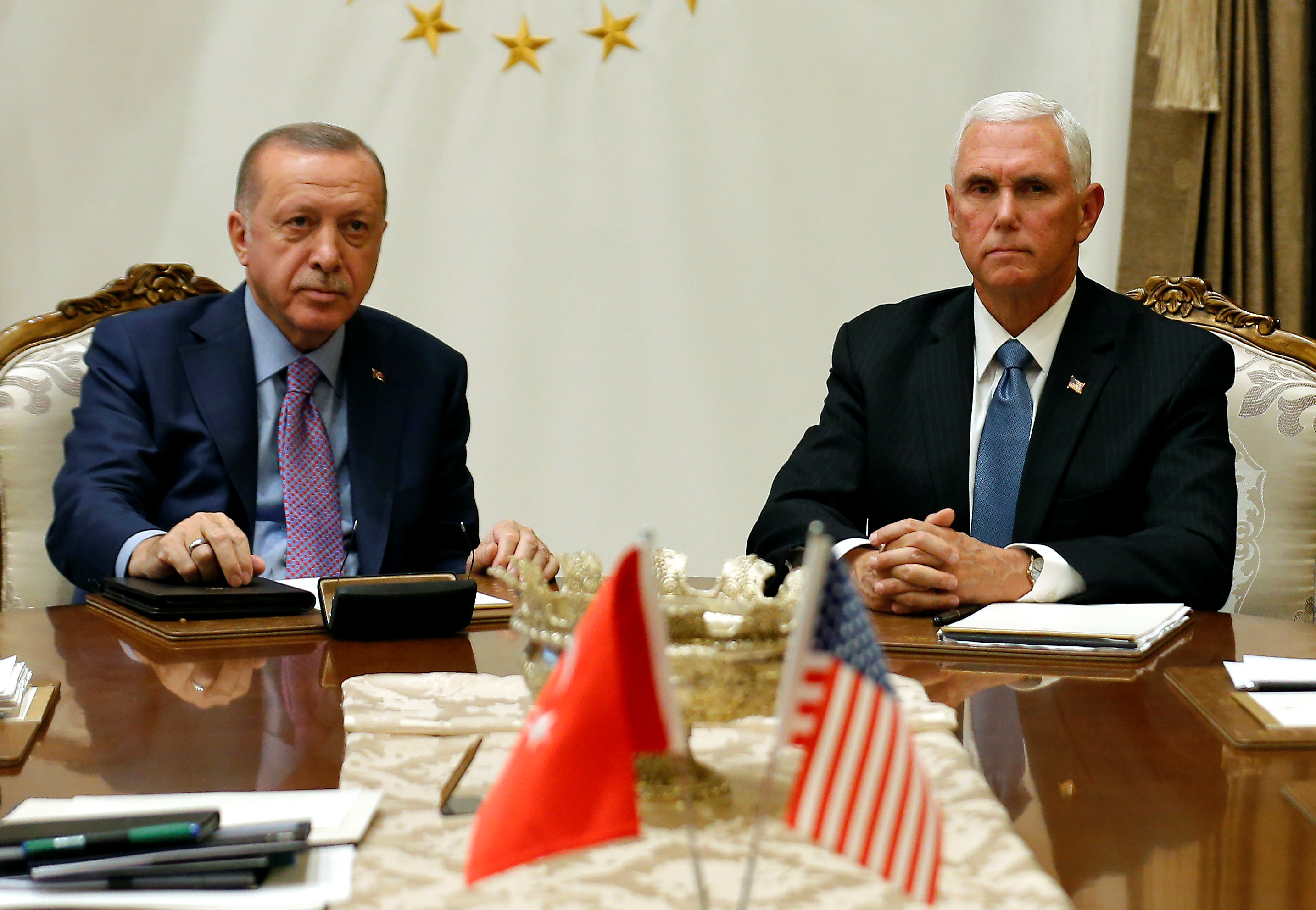 Erdogan recibe a Mike Pence para dialogar sobre la invasión contra los kurdos y las sanciones de EEUU