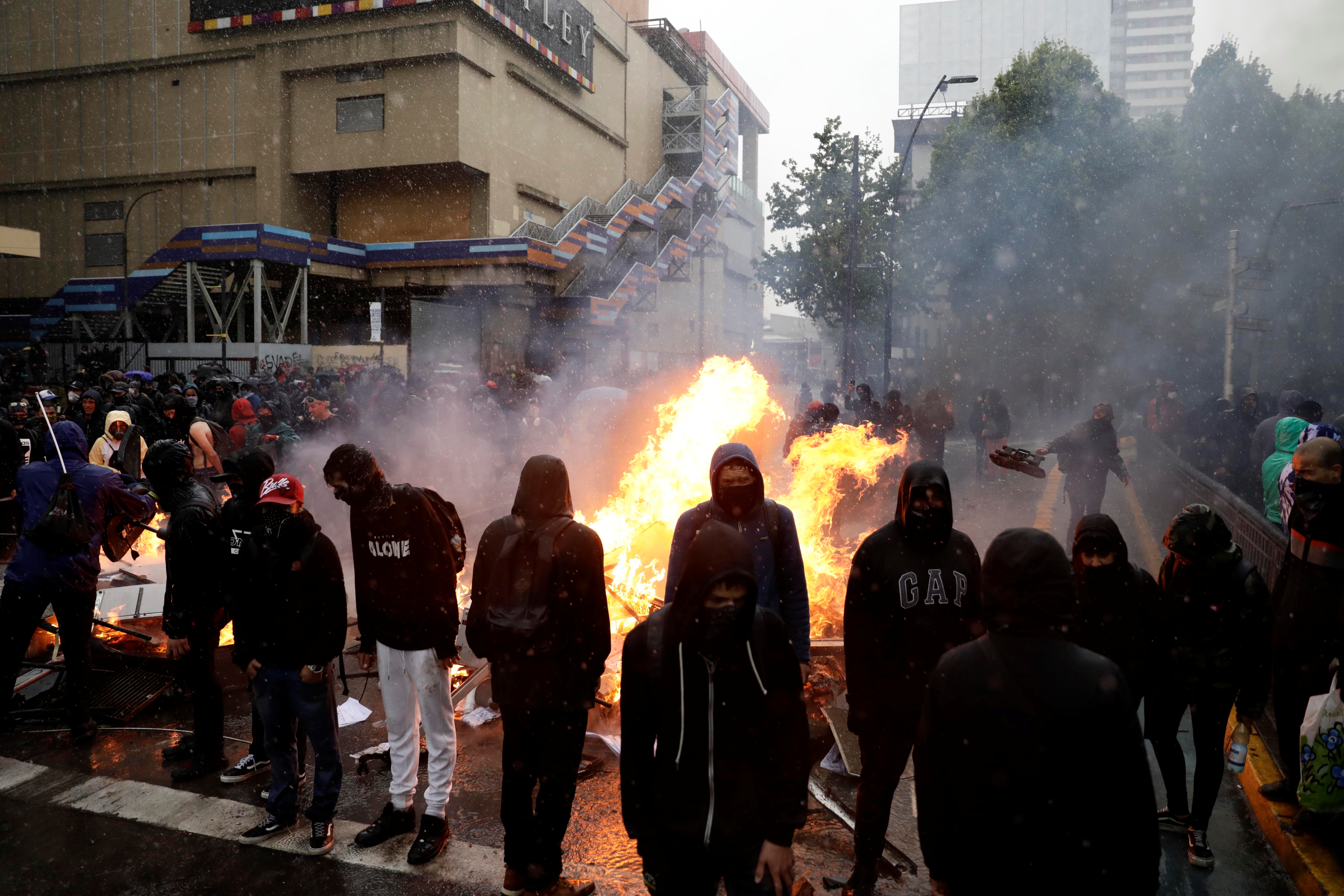 Piñera cambia gabinete y se reanudan protestas violentas en Chile