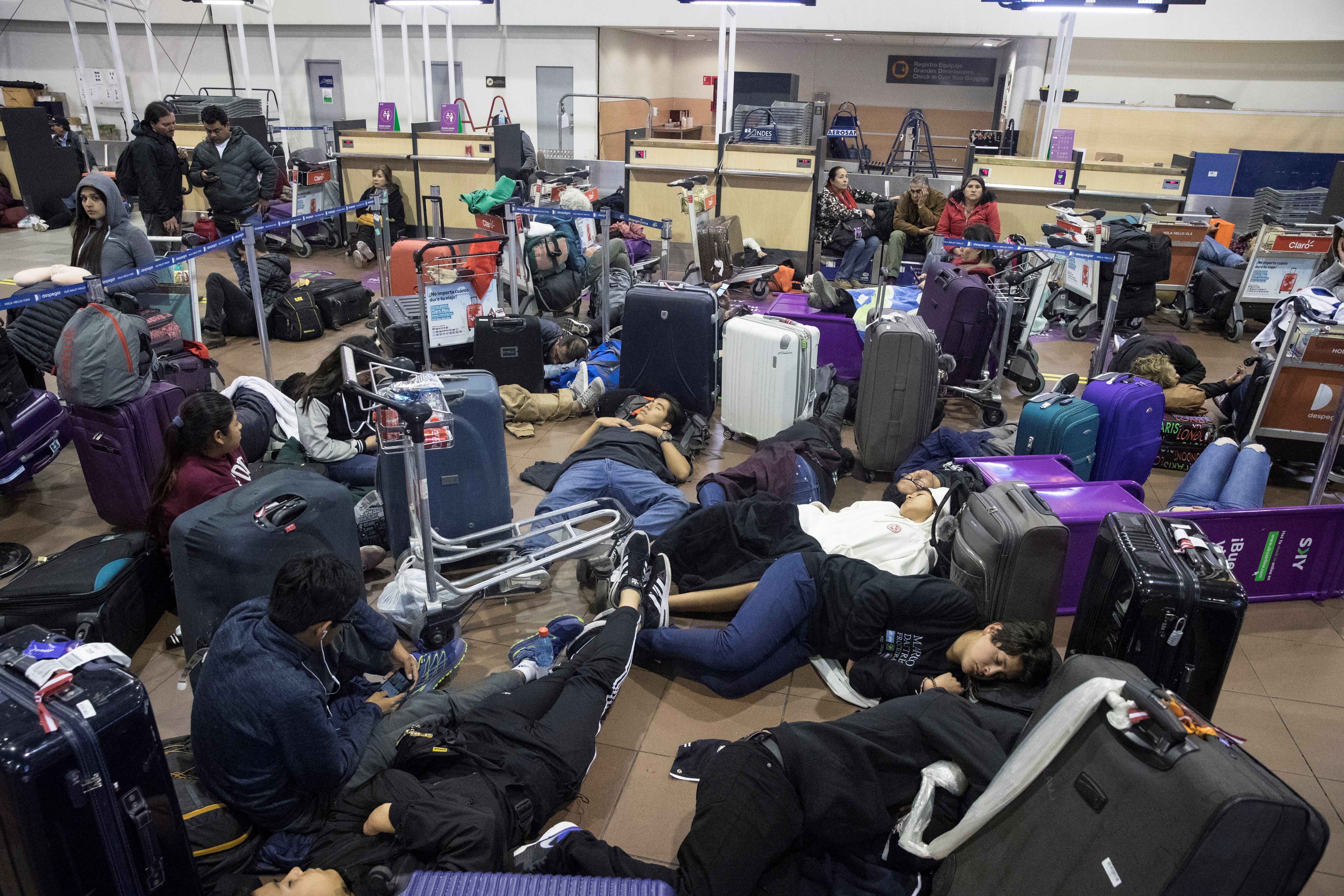 Cientos de pasajeros atrapados por toque de queda en el aeropuerto de Santiago