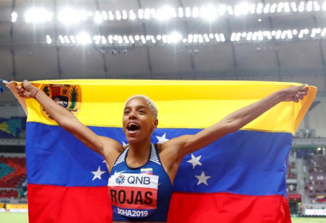 El medallista de oro Yulimar Rojas de Venezuela celebra después de la final de triple salto femenino durante el Campeonato Mundial de Atletismo IAAF 2019 en el Estadio Khalifa en Doha, Qatar, 05 de octubre de 2019. (Mundial de Atletismo, Triple salto, Catar) EFE / EPA / DIEGO AZUBEL