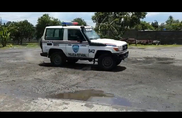 Si creías haberlo visto todo, no te pierdas a la policía de Yaracuy haciendo trompito con su PATRULLA (Video)