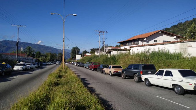 Merideños continúan paralizados en las largas colas para poder surtir gasolina #21Oct (Foto)