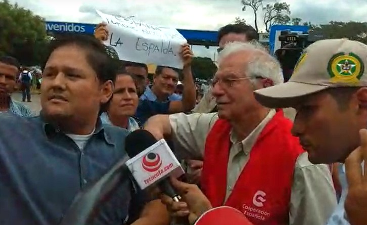 Borrell escucha las voces de la diáspora venezolana en su recorrido por el puente Simón Bolívar (VIDEO)