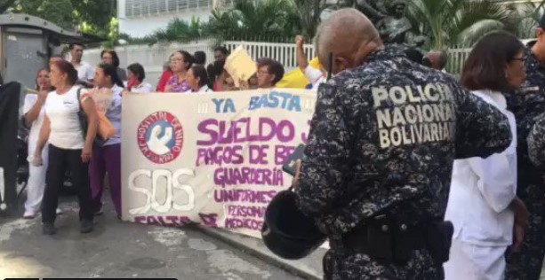 Funcionarios de la PNB llegan a la protesta del sector salud frente al JM de los Ríos #30Oct