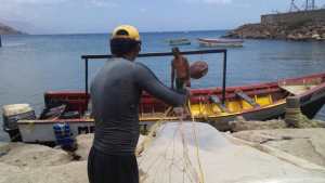 Imágenes sensibles: Encontraron el cuerpo de un pescador flotando en las costas de Vargas