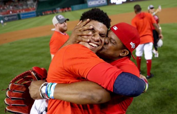 El emotivo momento que vivió Juan Soto con su papá tras darle el triunfo a los Nacionales (VIDEO)