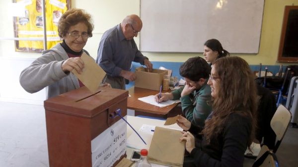 Uruguay vive su jornada de reflexión electoral más incierta de los últimos años