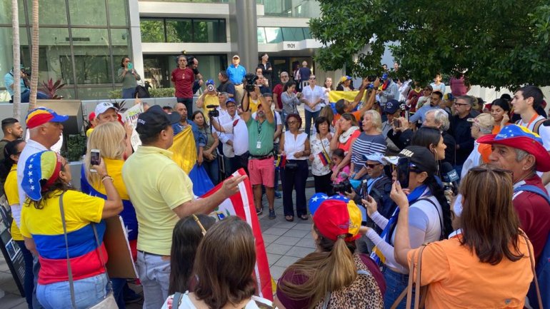 Comenzó protesta por la salida de Maduro en Miami