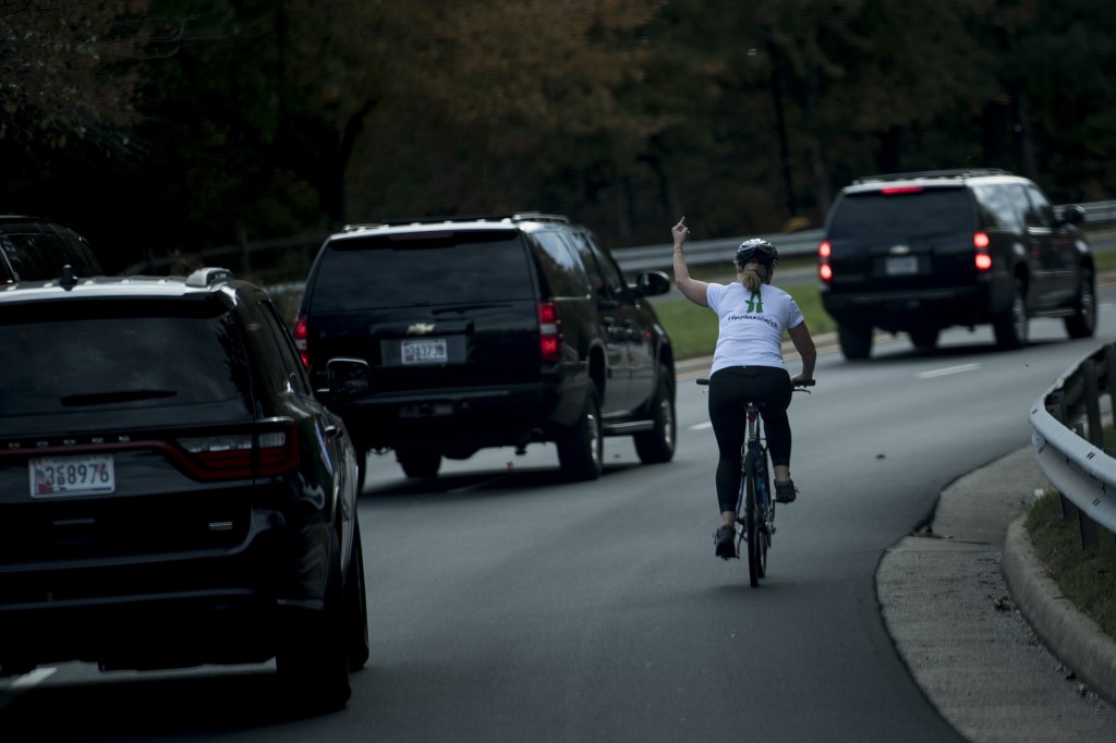 La ciclista que enseñó el dedo a Trump gana elección local
