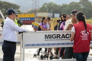 Expulsaron a tres venezolanos de Colombia por posesión de armas blancas