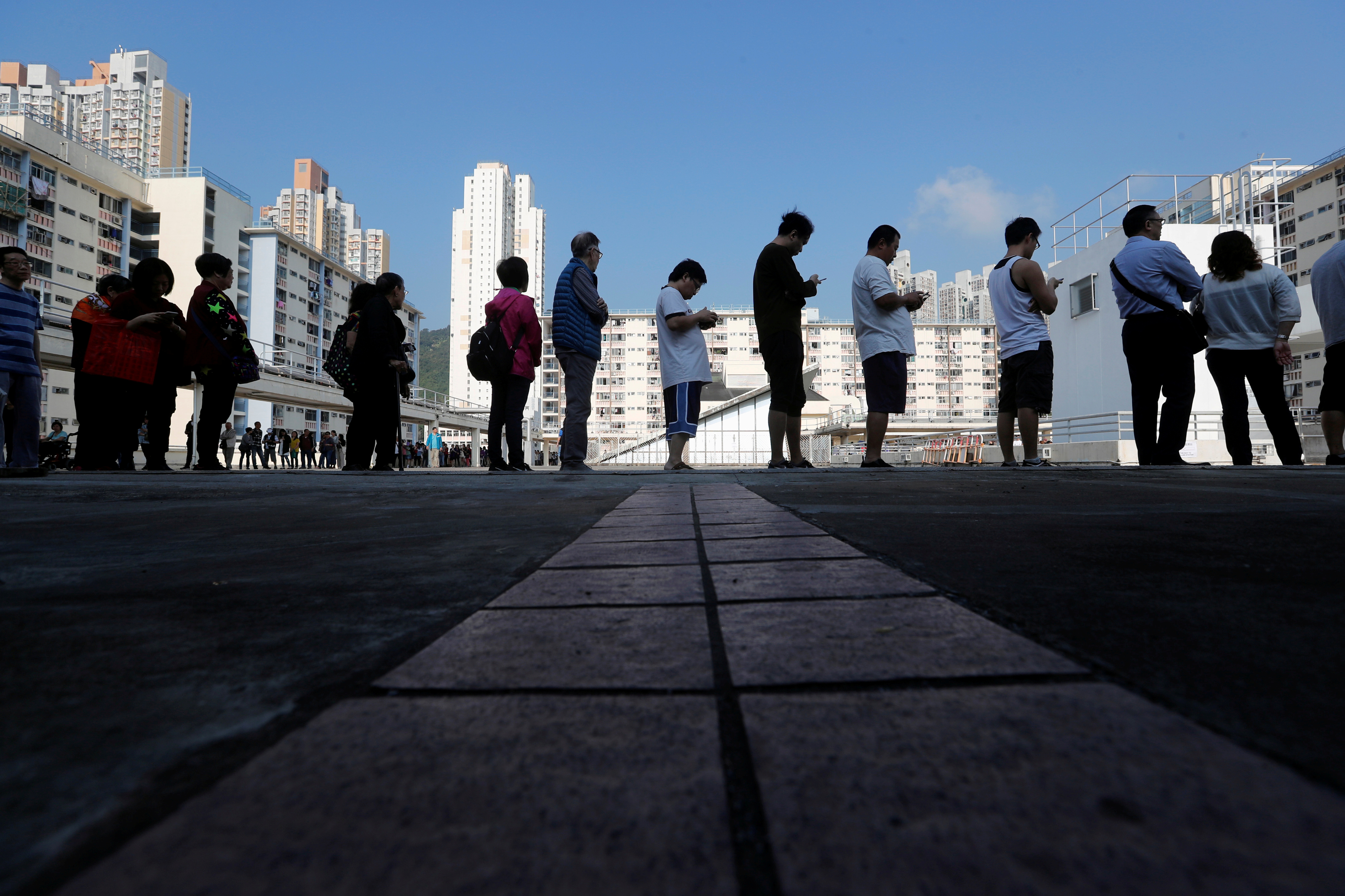 Participación récord en las elecciones de Hong Kong entre reivindicaciones de democracia