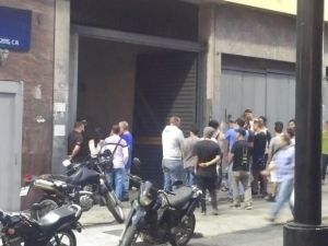 Protesta vecinal logra que PNB desaloje a colectivos que invadieron edificio El Indio en la avenida Urdaneta