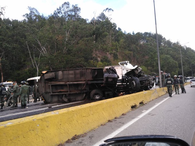 Un fallecido dejó accidente de gandola en la bajada de Tazón (Foto y videos) #4Nov