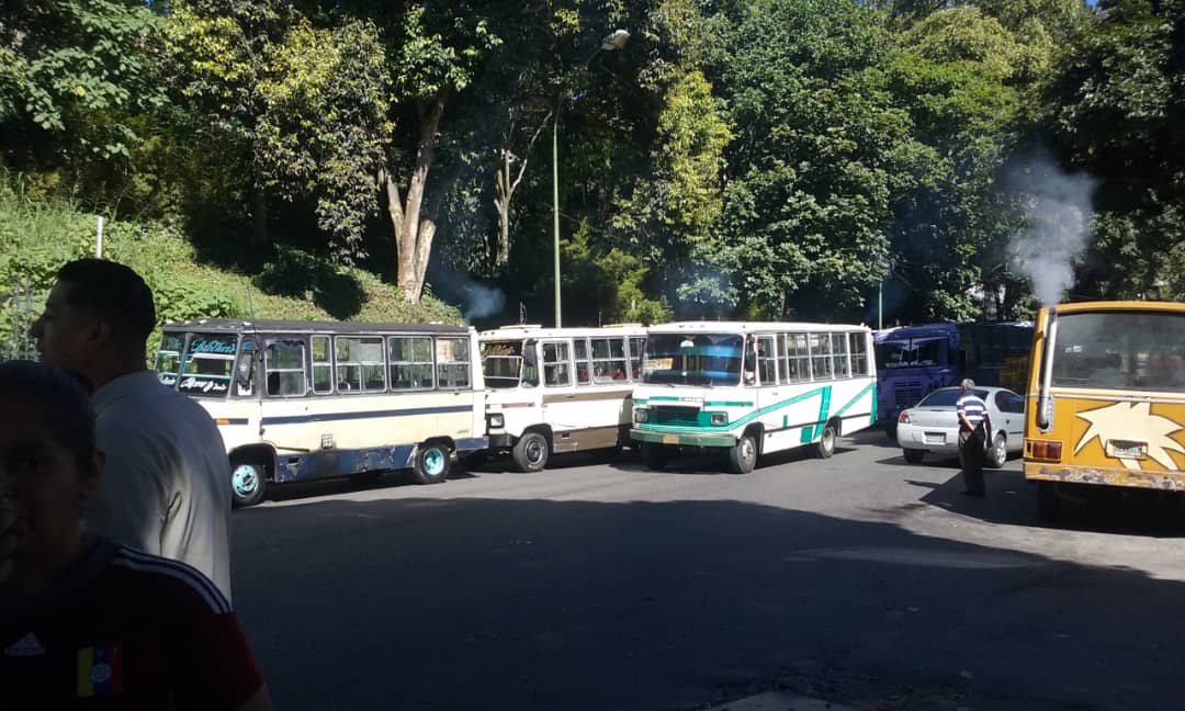 Pasaje a 1.500 bolívares detonó paro de transporte en Los Teques