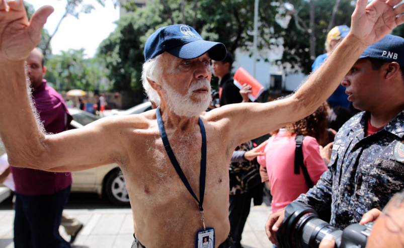 EN FOTOS: Pensionados venezolanos marcharon DESNUDOS para exigir su derecho a una vejez digna