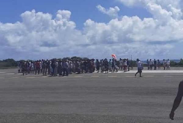 Vecinos de Los Roques cerraron pista de aterrizaje (fotos y video)