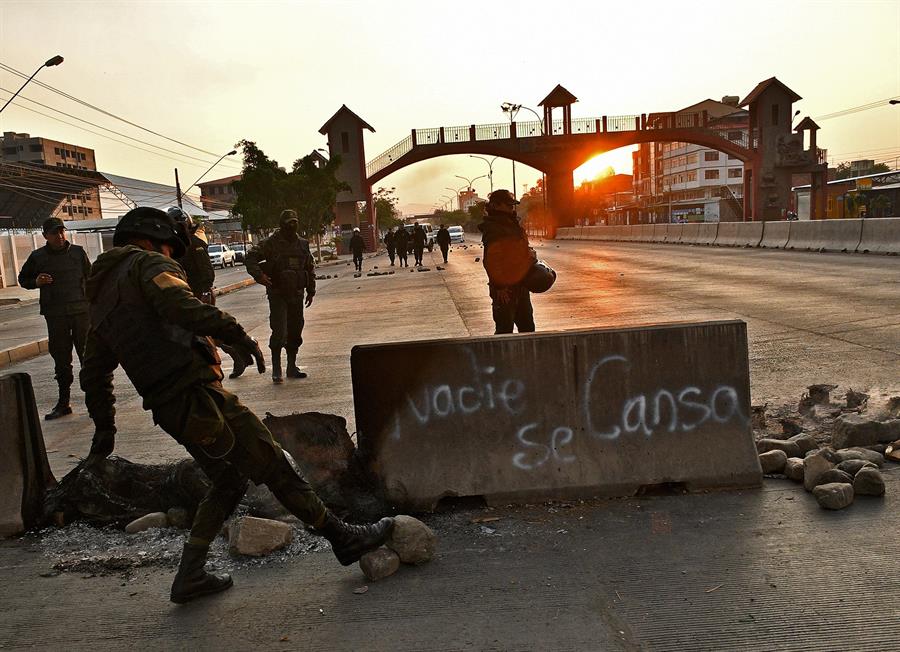Opositores bolivianos anuncian cierre de fronteras para que renuncie Morales