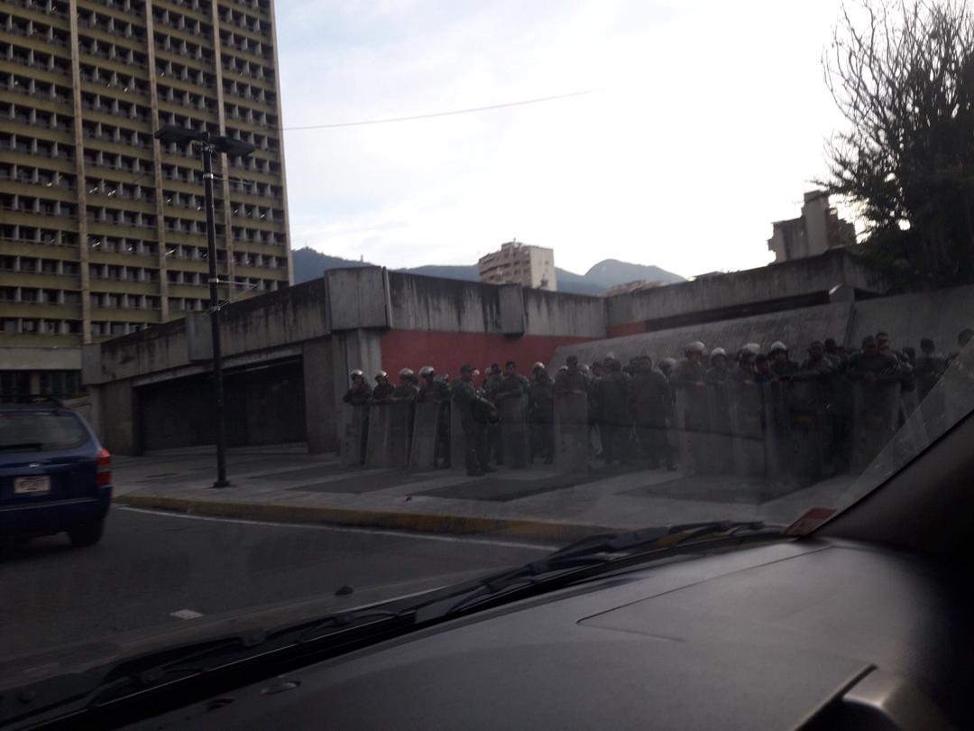 La “parranda” de GNB achantados en la plaza del Banco Central de Venezuela #21Nov (FOTOS)