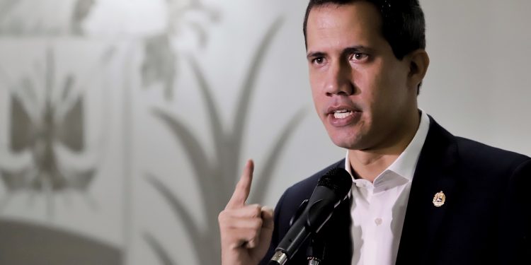 Guaidó se dirige a la residencia de la diputada Yanet Fermín ante presencia de la Dgcim