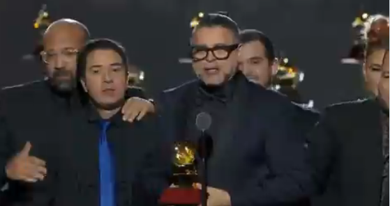 Luis Enrique dedicó su Latin Grammy a la lucha por la libertad de Venezuela y los caídos (VIDEO)