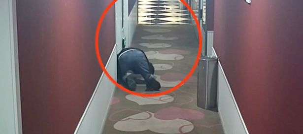 Capturan a un chinito pervertido gateando por las puertas de un hotel para escuchar a parejas haciendo “cuchi cuchi” (FOTO)