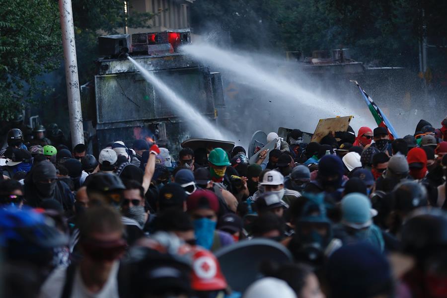 Detuvieron en Chile al agente que presuntamente lanzó a un menor al río en plena manifestación