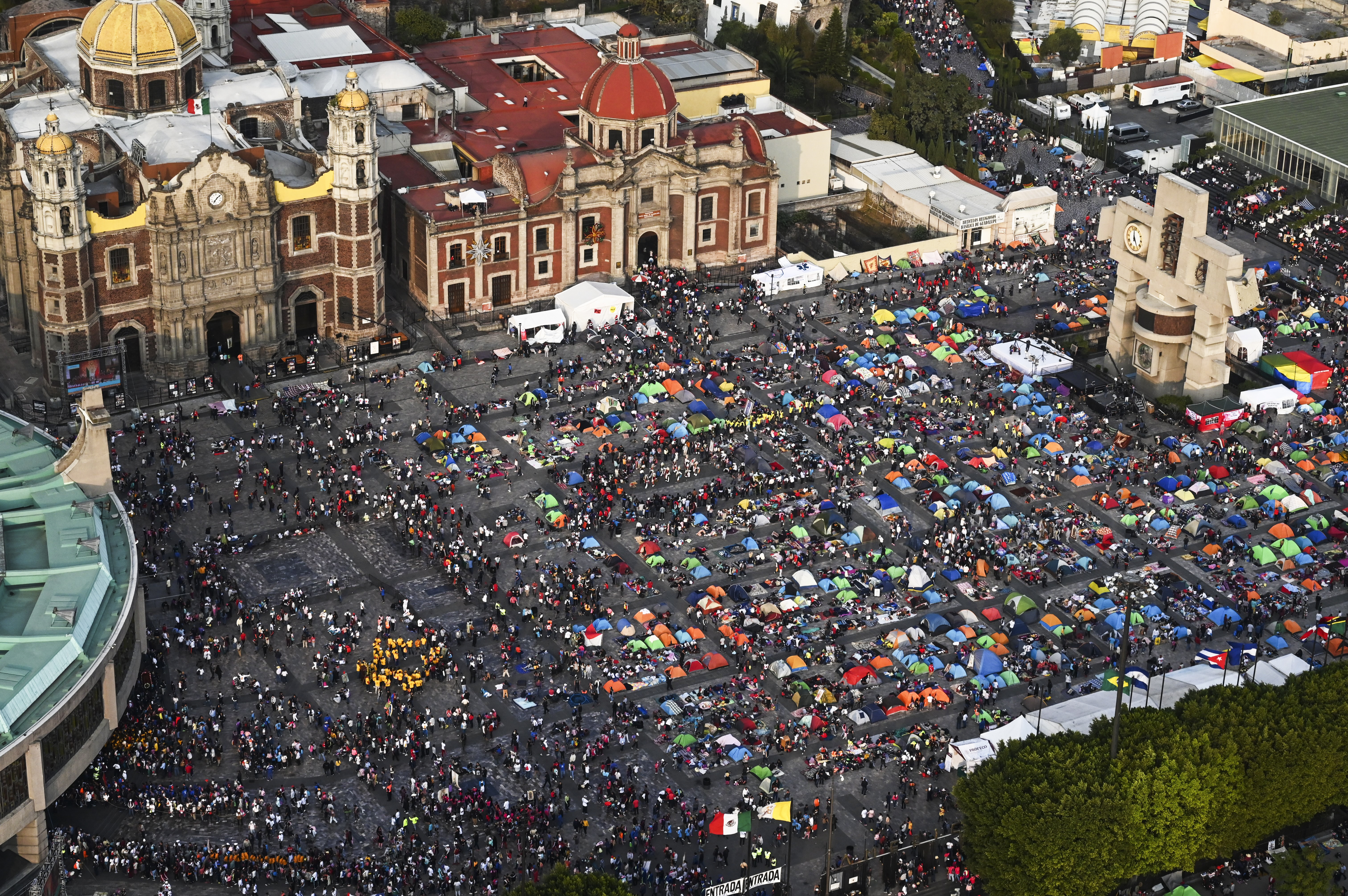 Más de 10 millones de peregrinos homenajean a la Virgen de Guadalupe en México (Fotos)