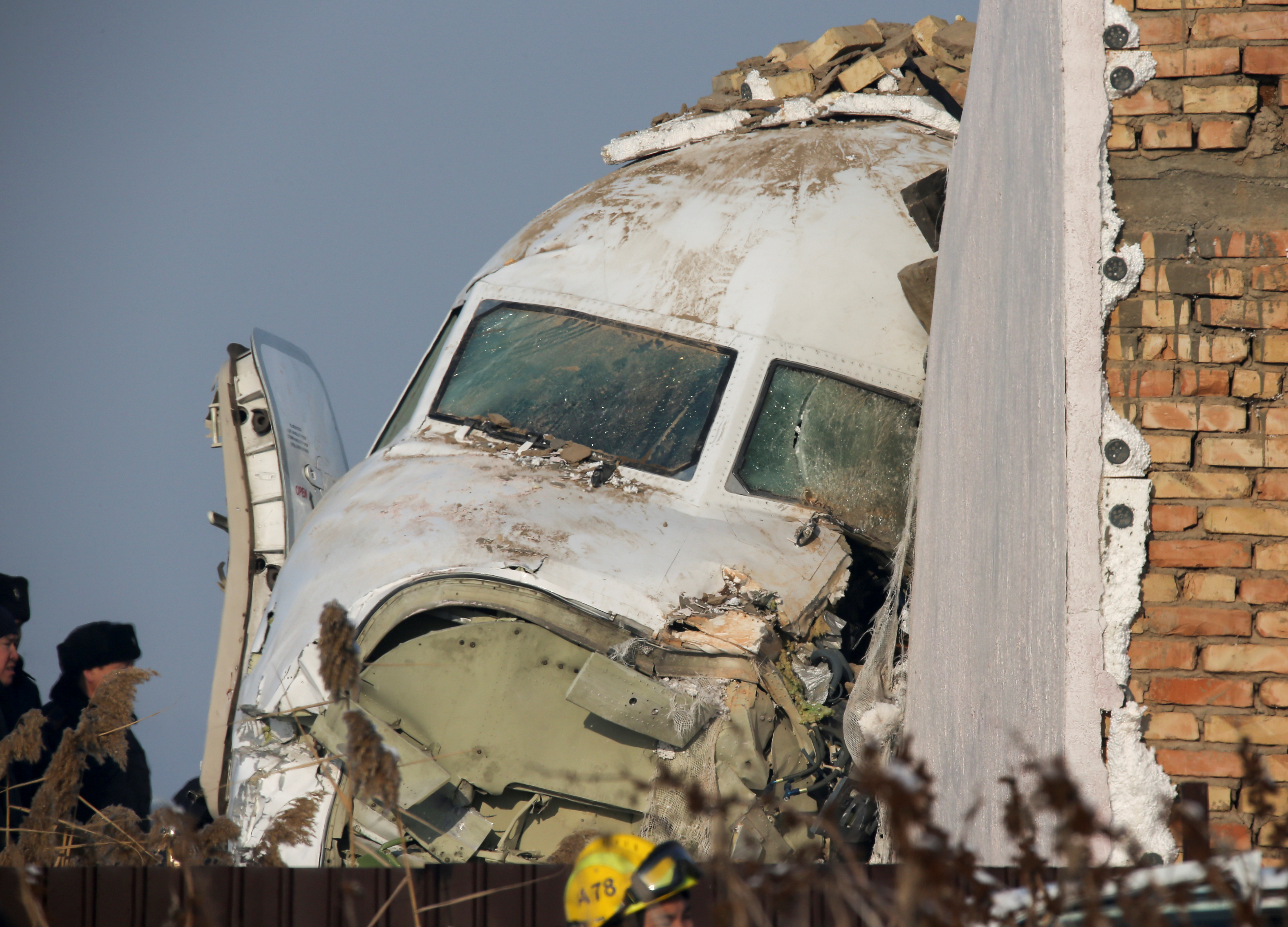 “Supe que se iba a caer”, asegura superviviente del avión siniestrado en Kazajistán