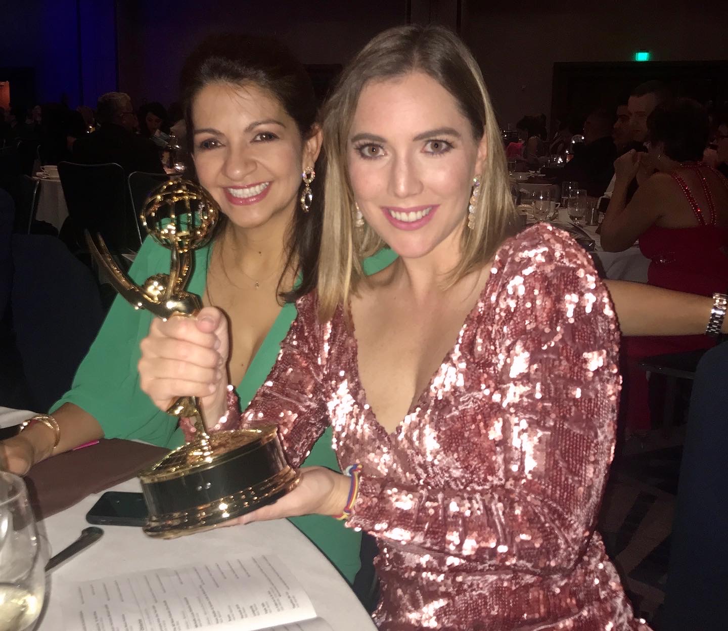 “Venezuela, esto es para ti”: Periodista venezolana se alza con dos premios Emmy y se los dedica a su país