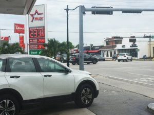 Precio de gasolina en Florida baja pero podría subir antes de fin de año
