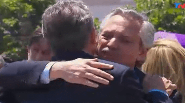 Alberto Férnandez y Mauricio Macri se dan abrazo. Imagen cortesía.