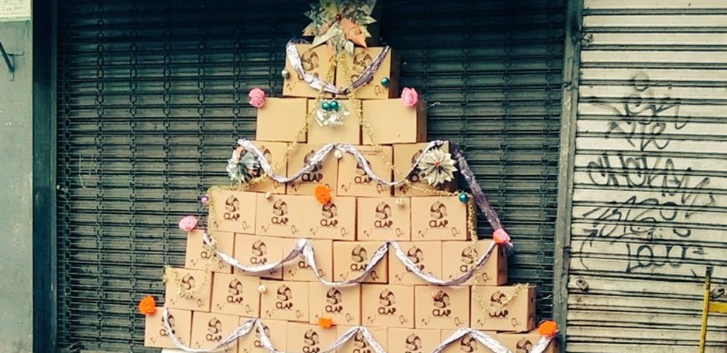 Así decoraron un árbol de Navidad con cajas Clap en la avenida Fuerzas Armadas #16Dic (Foto)