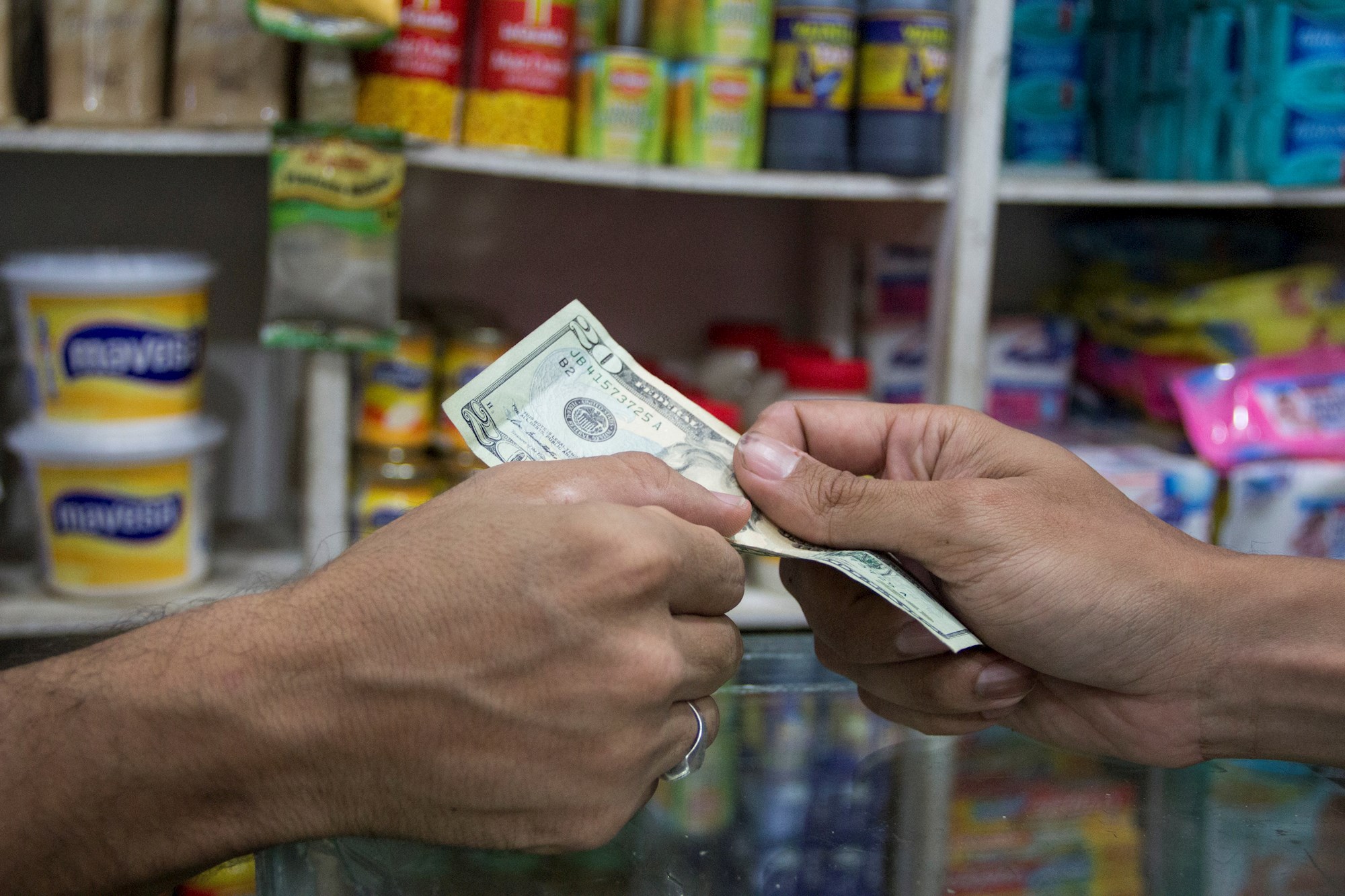 Banca venezolana se prepara para asumir proceso de dolarización de la economía