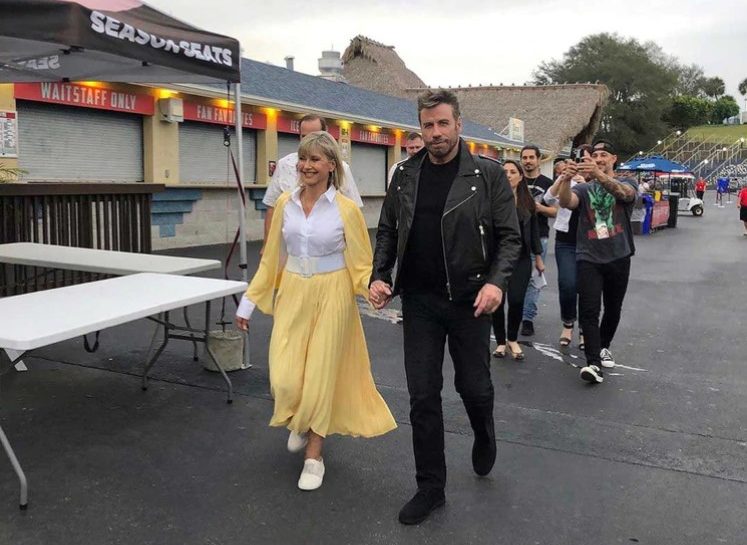 John Travolta y Olivia Newton-John revivieron sus personajes de “Grease”: Cantaron y bailaron con el vestuario original