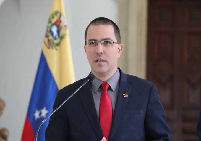 Arreaza pateó su escritorio tras el duro calificativo de Duque contra Maduro