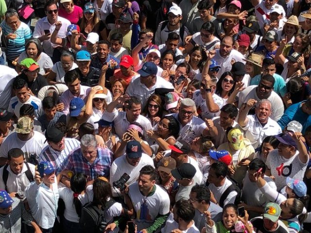  Presidente (E) de Venezuela, @jguaido , participa junto a diputados de la @AsambleaVE en la procesión de La Divina Pastora en Barquisimeto. Imagen cortesía. 