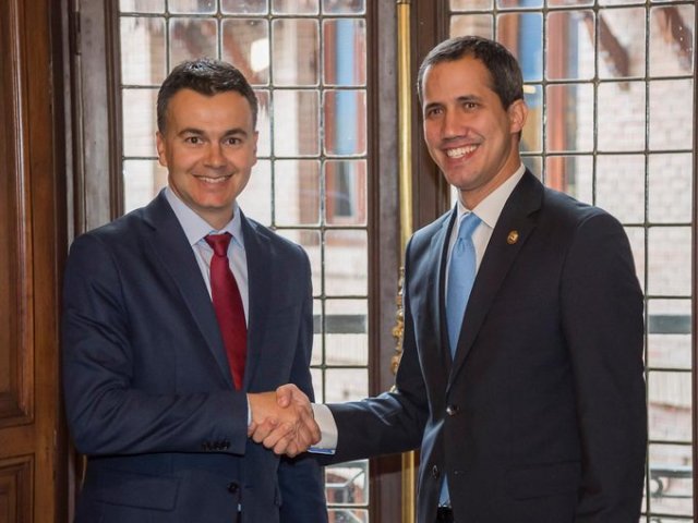  El Secretario del Área de Relaciones del Internacionales Psoe, Héctor Gómez y el presidente encargado de Venezuela, Juan Guaidó. Imagen cortesía. El Secretario del Área de Relaciones del Internacionales Psoe, Héctor Gómez y el presidente encargado de Venezuela, Juan Guaidó. Imagen cortesía. 