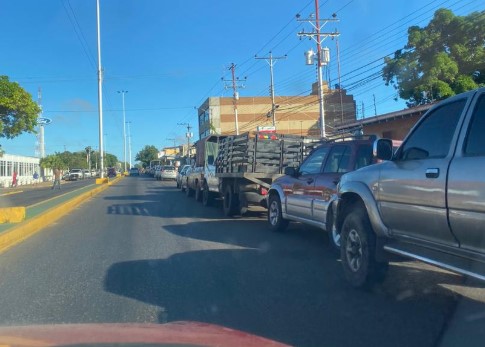 Al menos diez cuadras de distancia tienen las colas para echar gasolina en El Tigre este #4Ene (FOTOS)